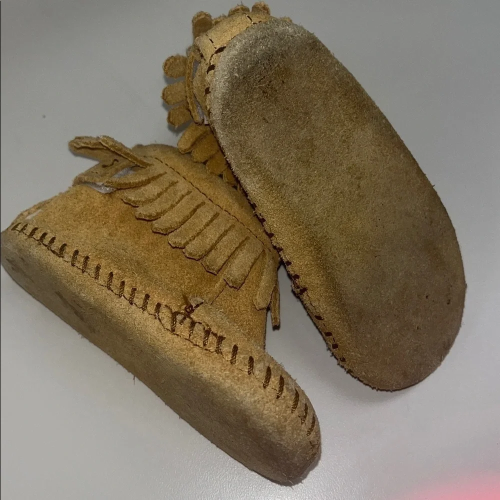 Minnetonka Tan Baby leather Moccasins with Fringe preowned size 4 unisex item